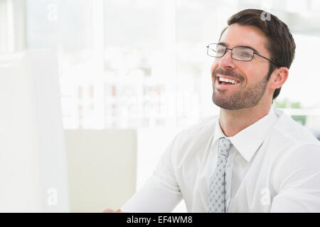 Elegante Geschäftsmann mit Brille lachen Stockfoto