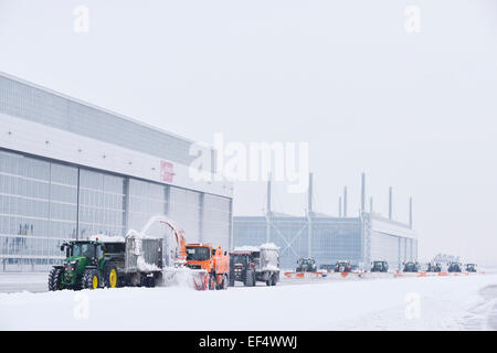 Schneepflug, Schnee, Traktor, LKW, Flughafen, winter, Flughafen München, München, Bayern, Deutschland, Europa Stockfoto