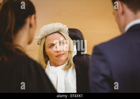 Richter und Anwalt hören den Verbrecher in Handschellen Stockfoto