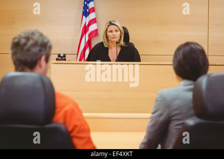 Richter und Anwalt diskutieren den Satz für Gefangene Stockfoto