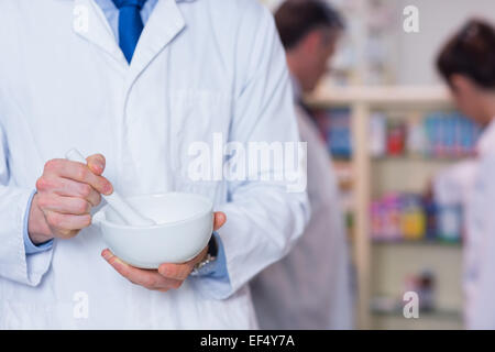 Nahaufnahme eines Apothekers mit Mörser und Stößel Stockfoto