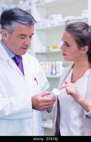 Apotheker und Kunden sprechen über Medikamente Stockfoto