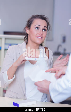 Schockiert Frau Holding Schwangerschaftstest Stockfoto