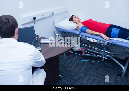 Überprüfung Blutdruck von Frau Doktor Stockfoto