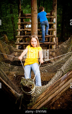 Kinder spielen auf hölzerne Segelschiff, München, Bayern, Deutschland Stockfoto