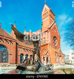 Statue des Erzengels Michael mit ausgebreiteten Flügeln, stieß einen Speer in ein Drache vor der katholischen Kirche St. Simon und Stockfoto