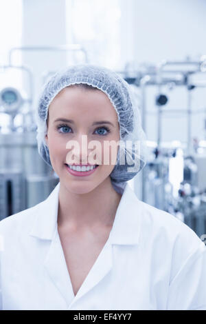 Porträt eines lächelnden Wissenschaftlers Haarnetz tragen Stockfoto