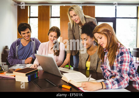 Professor Lehre Gruppe von Studenten in der Bibliothek Stockfoto