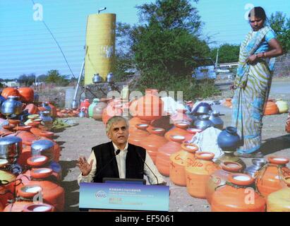 (150127)--Peking, 27. Januar 2015 (Xinhua)--Sainath Palagummi aus Indien ansässigen Zeitung The Hindu, Gewinner des Award für beispielhafte News-Profis in den Entwicklungsländern, spricht bei der Verleihung der World Media Summit (WMS) Global Awards for Excellence 2014 in Peking, Hauptstadt von China, 27. Januar 2015. (Xinhua/Chen Yehua) (Zlx) Stockfoto