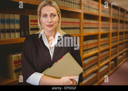 Ernsthafte Anwalt hält eine Datei im stehen Stockfoto