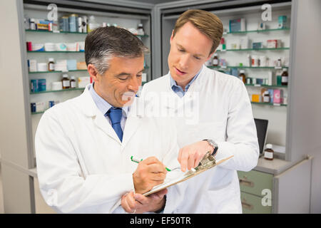 Leitender Apotheker in Zwischenablage schreiben Stockfoto