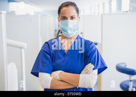 Zahnarzt tragen Mundschutz mit verschränkten Armen Stockfoto