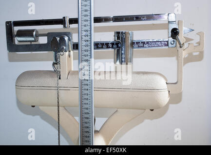 alte Personenwaage mit Messstab für die Höhe und das Gewicht Gegengewicht Stockfoto