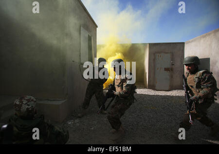 Kabul, Afghanistan. 27. Januar 2015. Auf 27. Januar 2015 suchen Soldaten der afghanischen Nationalarmee militanten während ihrer militärischen Ausbildung bei einem Armee-Ausbildungszentrum in Kabul, Afghanistan. © Ahmad Massoud/Xinhua/Alamy Live-Nachrichten Stockfoto