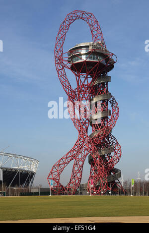 Der 114m hohe ArcelorMittal Orbit Aussichtsturm in den Queen Elizabeth Olympic Park in London.  Großbritanniens größte Skulptur Stockfoto