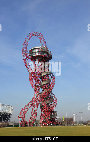 Der 114m hohe ArcelorMittal Orbit Aussichtsturm in den Queen Elizabeth Olympic Park in London.  Großbritanniens größte Skulptur Stockfoto