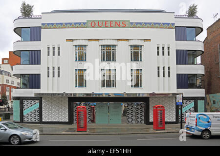 Queens, neue Wohnungen hinter der renovierten Fassade des alten Art-Deco-Queens Kinos in London Stockfoto