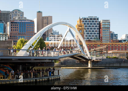 Melbourne, Australien - 26 Januar - Melbourne berühmte Skyline von Southbank in Richtung Flinders Street Station am 26. Januar 2015. Stockfoto