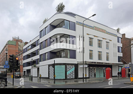 Queens, neue Wohnungen hinter der renovierten Fassade des alten Art-Deco-Queens Kinos in London Stockfoto