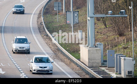 Bild zeigt die neuen Autobahnen Agentur digitale Durchsetzung Kamerasysteme oder Hadecs Kameras auf dem Enfield M25 schließen Stockfoto