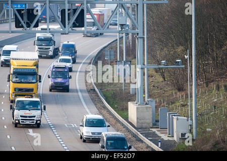 Bild zeigt die neuen Autobahnen Agentur digitale Durchsetzung Kamerasysteme oder Hadecs Kameras auf dem Enfield M25 schließen Stockfoto