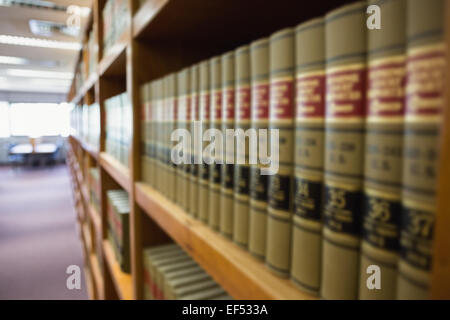 Bände Bücher im Bücherregal in Bibliothek Stockfoto