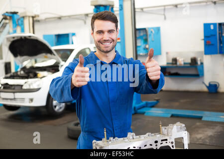 Mechaniker arbeiten am Motor Stockfoto