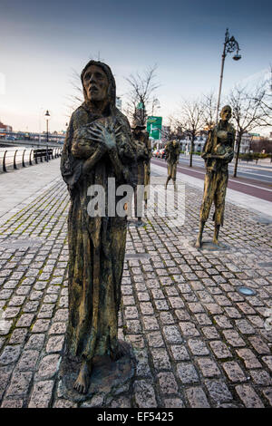 Famine Memorial und der Stein der Welt Armut im Zollhaus Quayin, Dublin.  Bildnachweis: Euan Cherry Stockfoto