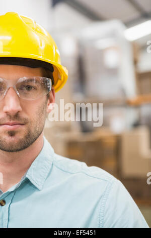 Nahaufnahme des Arbeiters harter Hut im Lager Stockfoto