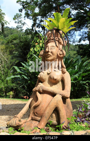 Terrakotta Maya-Göttin In Belize botanischen Gärten Stockfoto