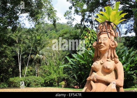 Terrakotta Maya-Göttin In Belize botanischen Gärten Stockfoto