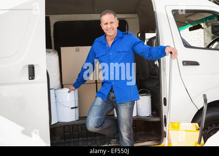 Reinigungsmittel in die Kamera Lächeln Stockfoto