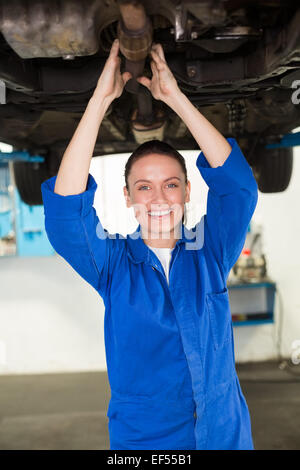 Mechanische Prüfung unter dem Auto Stockfoto