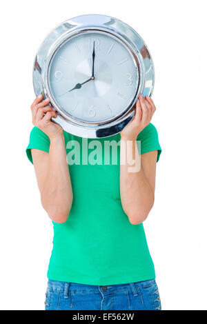 Frau Holding Uhr vor ihrem Gesicht Stockfoto