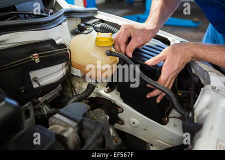 Mechaniker arbeiten unter der Haube Stockfoto