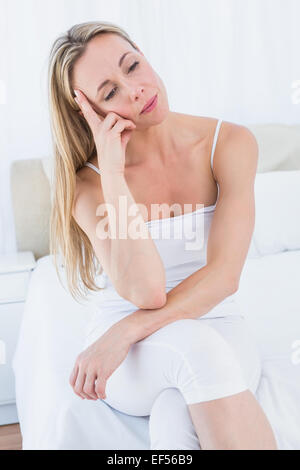 Unglücklich Blondine, die unter Kopfschmerzen leiden Stockfoto