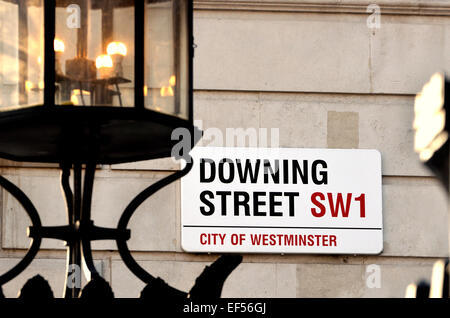 London, England, UK. Downing Street: Street Sign und Lampe auf hoher Sicherheit Tore Stockfoto