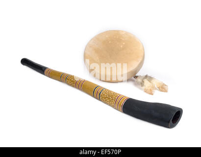 Sound Healing Instrumente - Didgeridoo und indianische Trommel mit Federn. Stockfoto