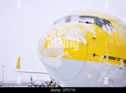 Boeing, B 737 800, Flugzeuge, a/c, Flugzeug, Flugzeug, Cockpit, Position, Rampe, Taxiway, winter, Schnee, Eis, Eiskaffee, Flugzeug-Enteisung Stockfoto