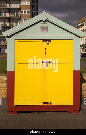 Leuchtend gelbe Strandhütte am Meer, Brighton & Hove, England Stockfoto