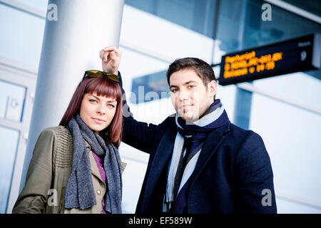 Porträt eines jungen Paares im Flughafengebäude Stockfoto