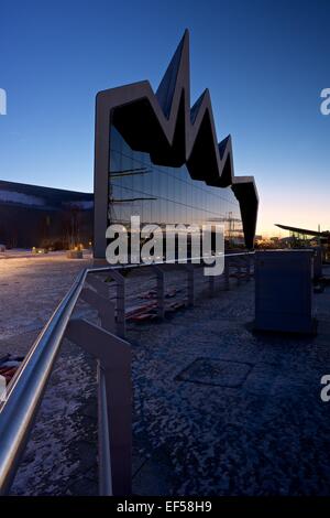 Ein Farbbild von Glasgow Riverside Museum genommen an einem Winter-Morgen von den Ufern des Flusses Clyde in Glasgow Stockfoto