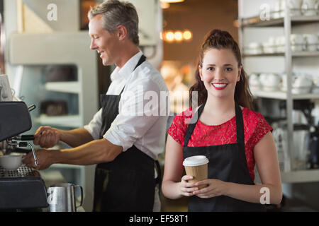 Barista lächelnd in die Kamera Stockfoto