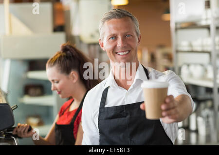 Barista lächelnd in die Kamera Stockfoto