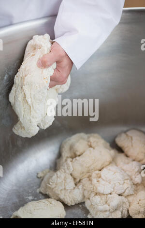 Nahaufnahme von Bäcker Teig in industriellen Mixer vorbereiten Stockfoto