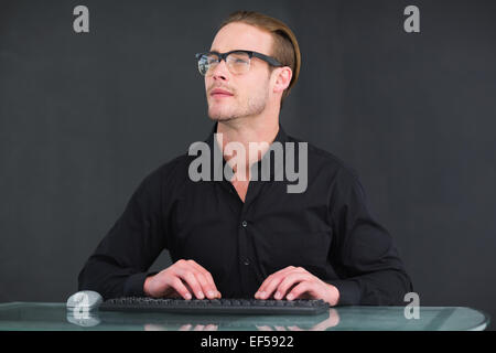 Lächelnde Geschäftsmann über Tastatur eingeben Stockfoto