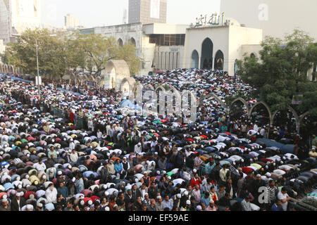 Dhaka, Bangladesch. 27. Januar 2015. Namaz-e-Janaza Khaleda Zia Sohnes Arafat Rahman Coco hielt nach dem Asr Gebet, Dhaka, Bangladesch am Baitul Mukarram National Mosque. Tausende von BNP-Fans nahmen an der Janaza. © Suvra Kanti Das/ZUMA Wire/ZUMAPRESS.com/Alamy Live-Nachrichten Stockfoto