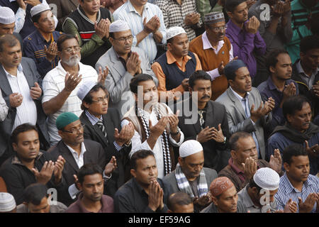 Dhaka, Bangladesch. 27. Januar 2015. Namaz-e-Janaza Khaleda Zia Sohnes Arafat Rahman Coco hielt nach dem Asr Gebet, Dhaka, Bangladesch am Baitul Mukarram National Mosque. Tausende von BNP-Fans nahmen an der Janaza. © Suvra Kanti Das/ZUMA Wire/ZUMAPRESS.com/Alamy Live-Nachrichten Stockfoto