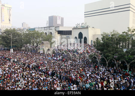 Dhaka, Bangladesch. 27. Januar 2015. Namaz-e-Janaza Khaleda Zia Sohnes Arafat Rahman Coco hielt nach dem Asr Gebet, Dhaka, Bangladesch am Baitul Mukarram National Mosque. Tausende von BNP-Fans nahmen an der Janaza. © Suvra Kanti Das/ZUMA Wire/ZUMAPRESS.com/Alamy Live-Nachrichten Stockfoto