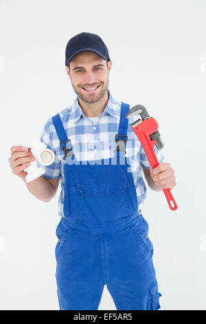 Klempner mit verstellbaren Schraubenschlüssel und Waschbecken Rohr Stockfoto